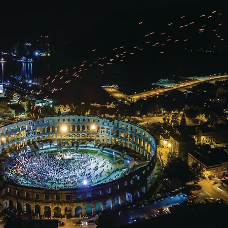 Amazing In With Kitchen Pula