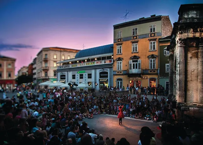 Amazing In With Kitchen * Pula